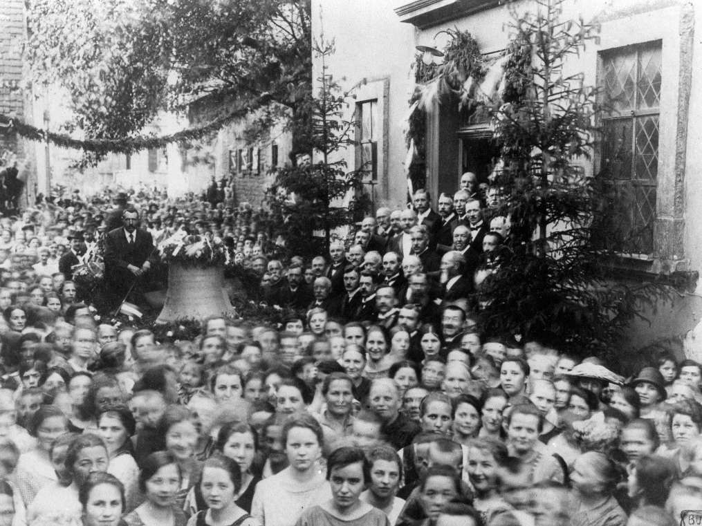  Die Glockenweihe (ca. 1924) ist ein gesellschaftliches Großereignis, auf dem Kutschenwagen sitzend Wilhelm Seeger 