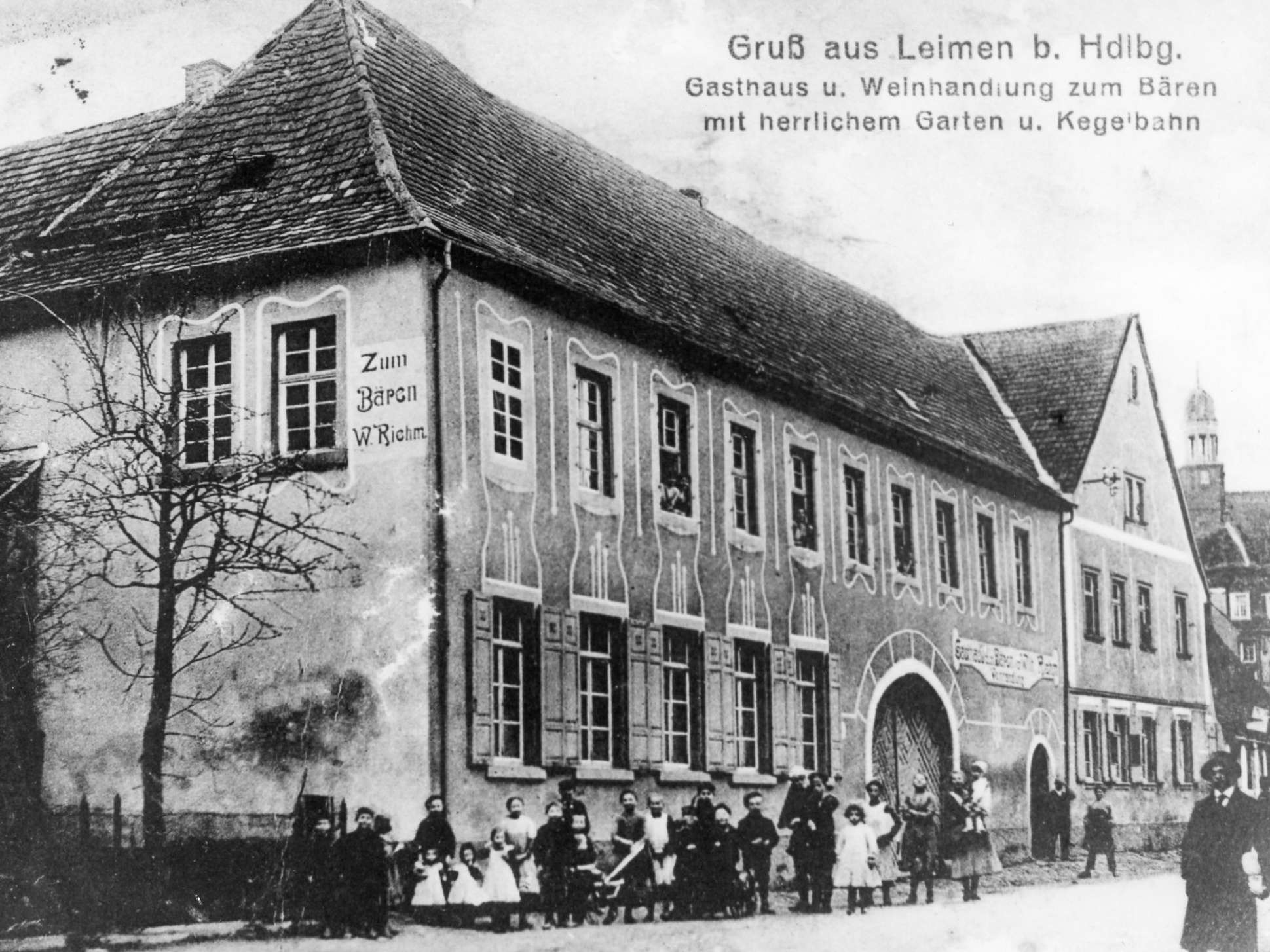  Rathausstraße um 1915; links Gasthaus "Zum Bären"; im Hintergrund ist die Turmschule zu sehen 