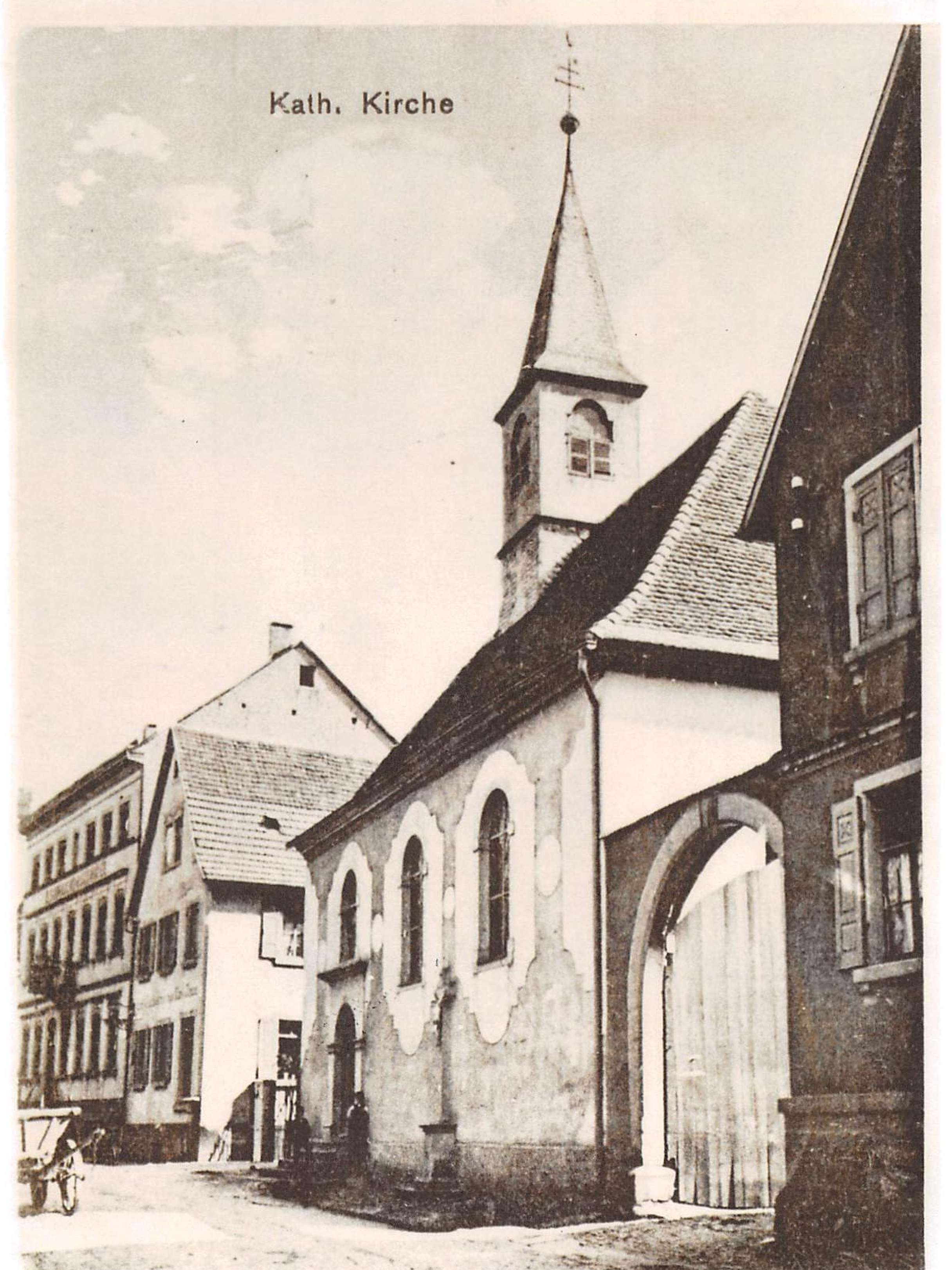  Vorgängerbau der Herz-Jesu-Kirche in der Nußlocher Straße, am linken Bildrand ist die Bergbrauerei zu erkennen (vermutlich um 1812) 