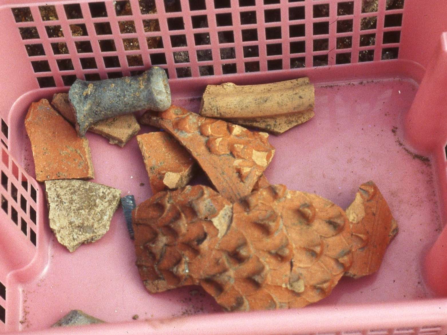  Fragmente des Keramikgefäßes mit Nuppenmuster im Bereich des heutigen Turmgassencenters 
